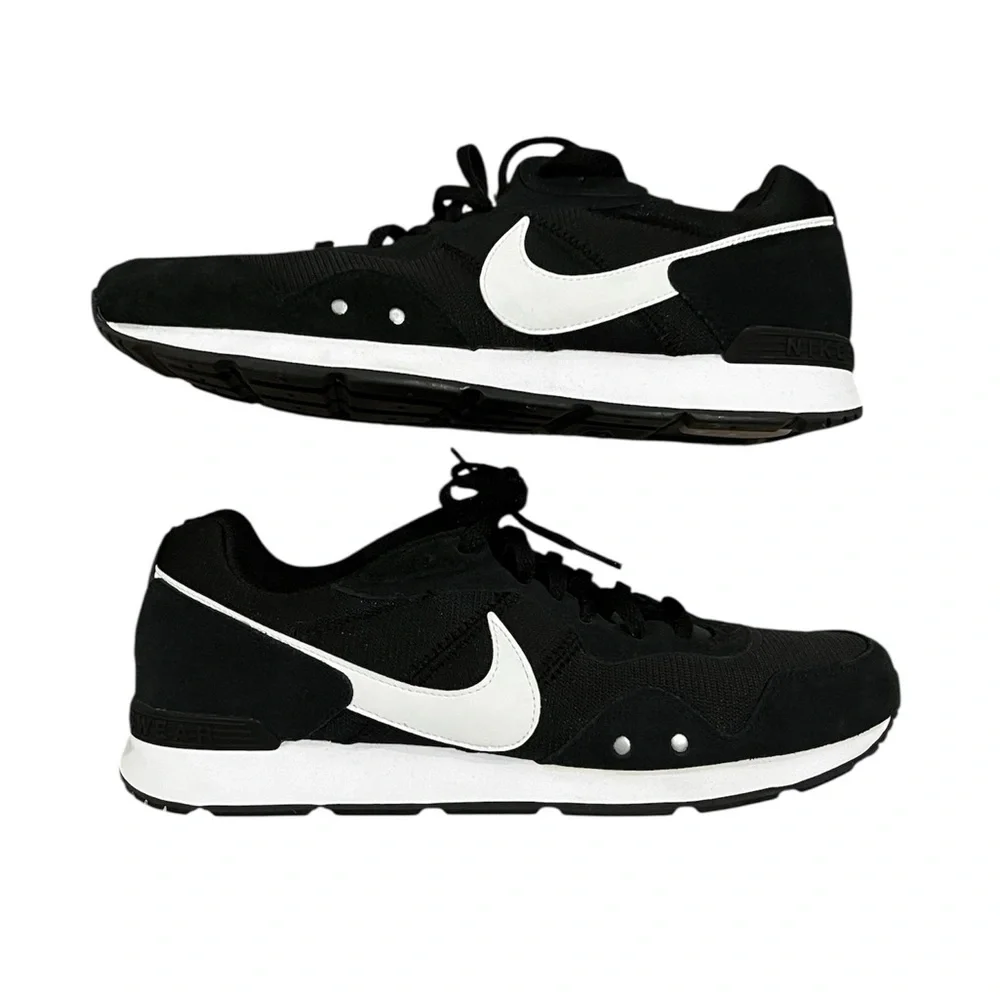NIKE Sneakers Men’s 11 Black and White Venture Runner NWOT